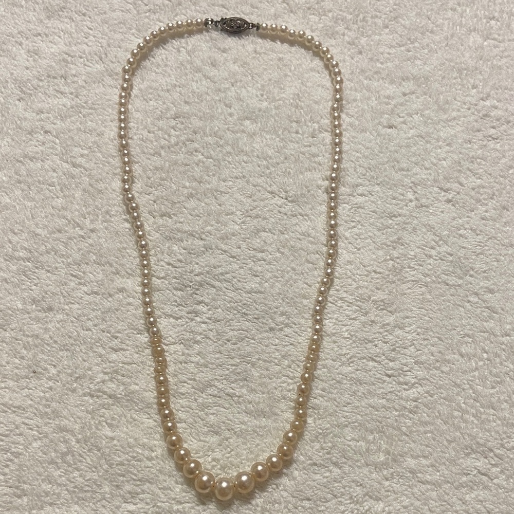 Vintage Elegant Graduated faux Pearl Necklace